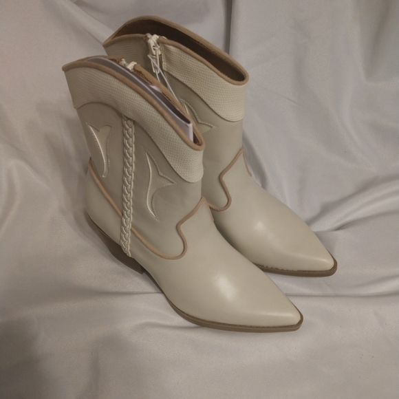 Universal Thread Cream Western Heeled Boot - Picture 7 of 9